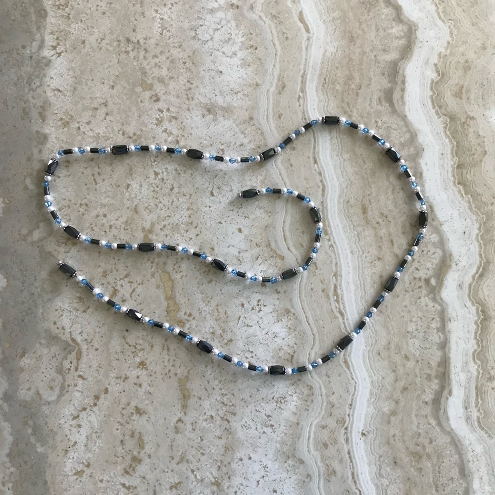 MAGNETIC BLUE AND BLACK BEAD/PEARL WIND AROUND WRIST BRACELET.